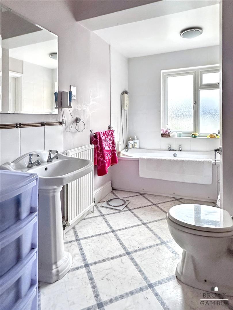 5 Bedroom House - Semi-Detached. Cliff Road in Eastbourne, East Sussex 11